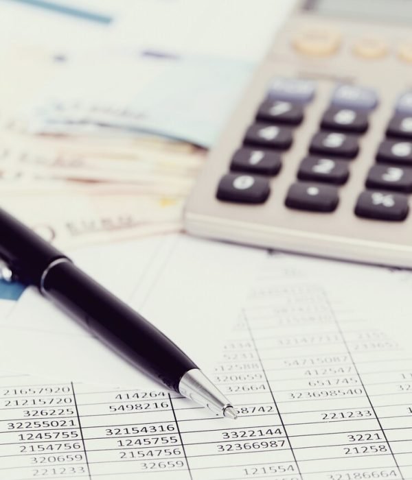 office-with-documents-money-accounts_144627-33569